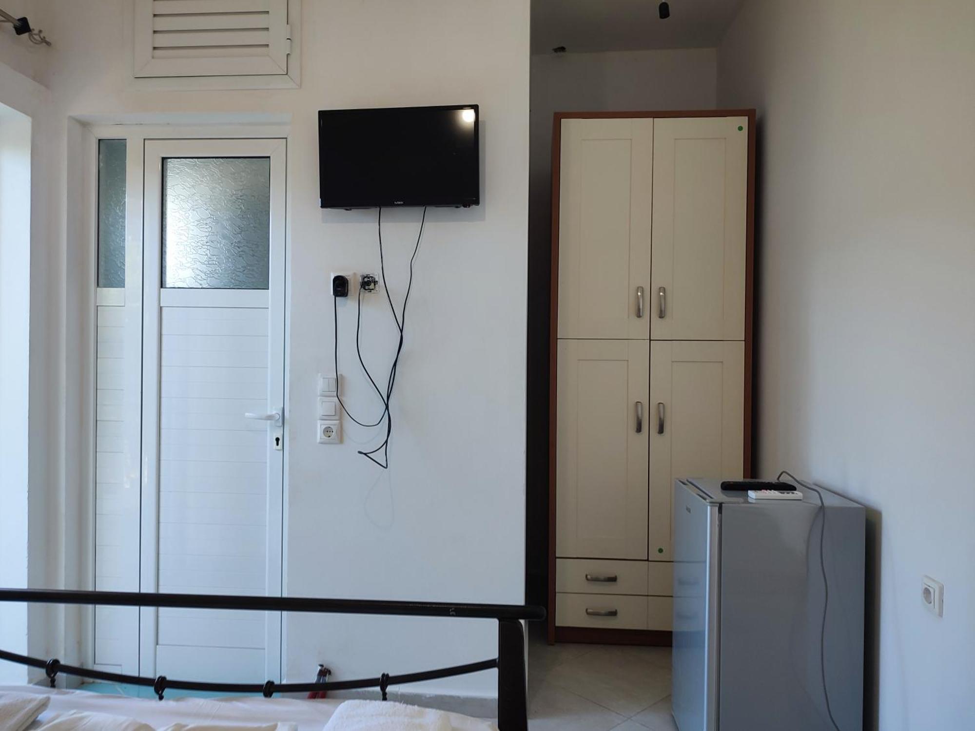 Petros Hotel *
